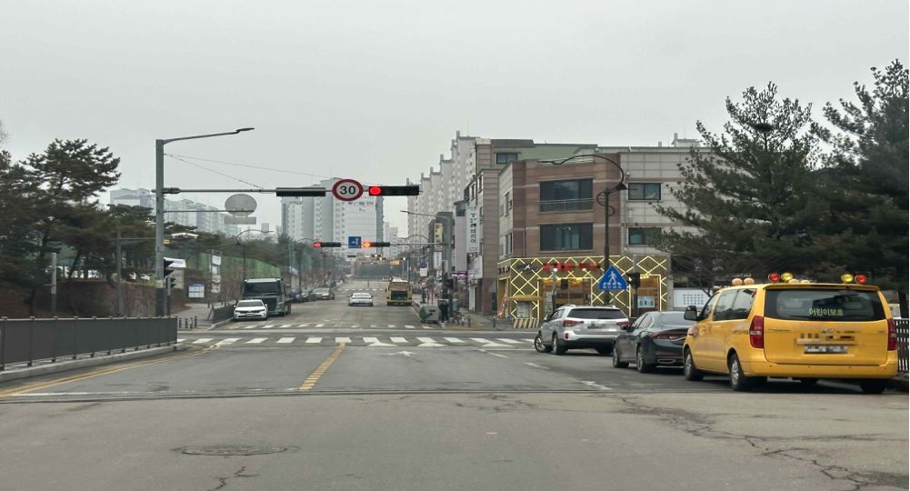 Four-way intersection · Flashing red light ahead · The vehicles on the right side of the road are parked