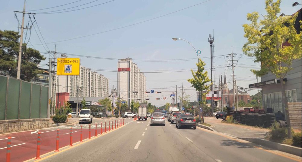 Vehicle signal ahead is red · End-of-children's-protection-zone sign on the left · Lane 1 is a U-turn and left-turn lane · Lane 3 is a straight and right-turn lane