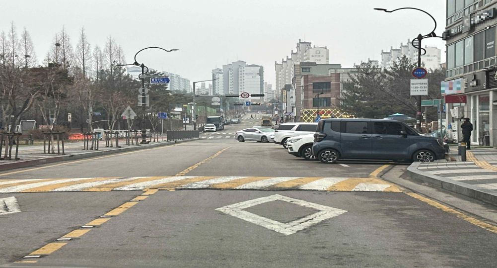 Parked vehicles on the right side of the road · Current time 16:00
