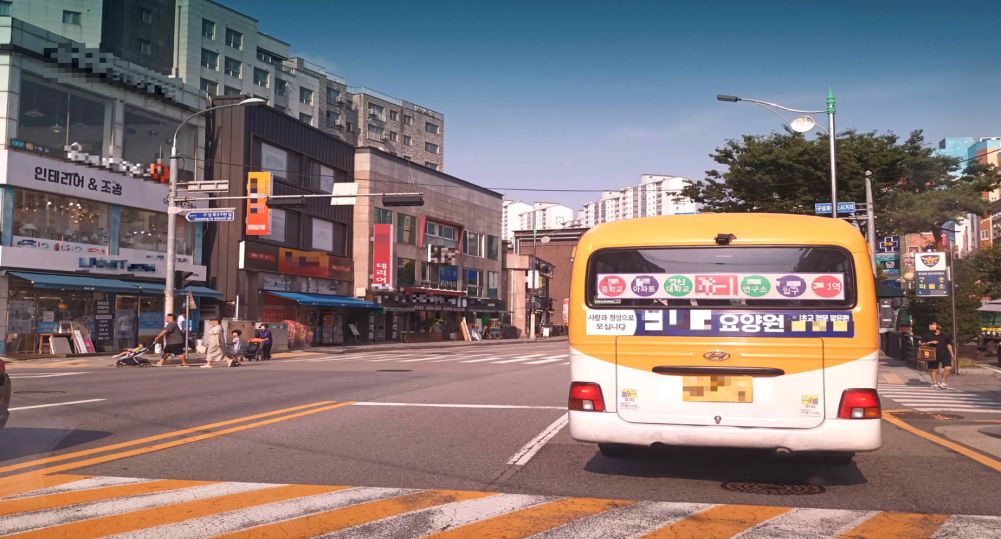 单向2车道道路 · 前方小区公交车正在停靠 · 正在2车道行驶