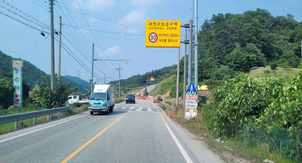 Which TWO are the safest ways to drive in the following situation?