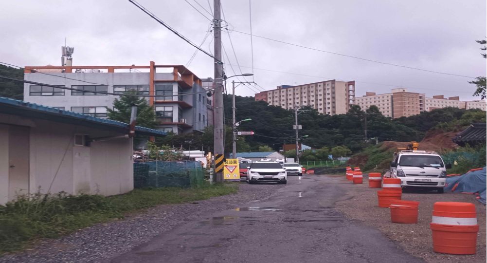 施工中的道路 · 对向驶来的车辆 · 停在道路右侧的施工车辆