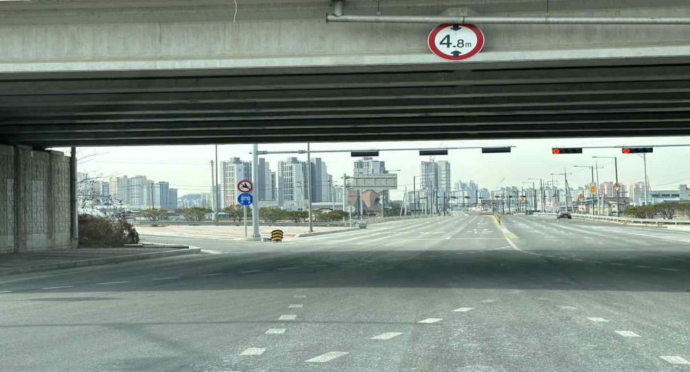 ทางแยกสี่แยกและทางเข้าทางพิเศษสำหรับรถยนต์ · สัญญาณไฟรถเป็นไฟแดงกะพริบ