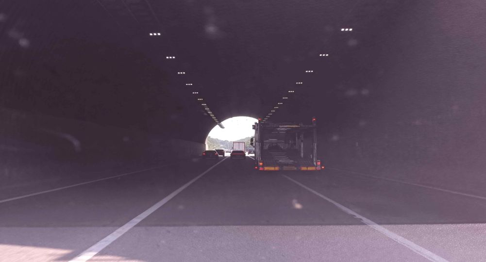 汽车专用道路 · 前方由2车道变更到3车道的货车 · 在2车道行驶中