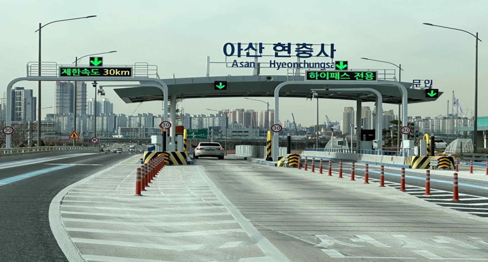 Which TWO are wrong ways to drive in the following situation?