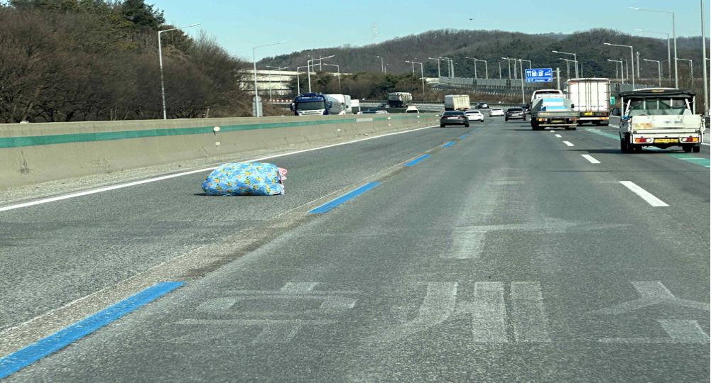 平日下午,京釜高速公路清州服务区附近 · 单向3车道高速公路 · 照片中所有车辆均以90~100公里/小时的速度行驶