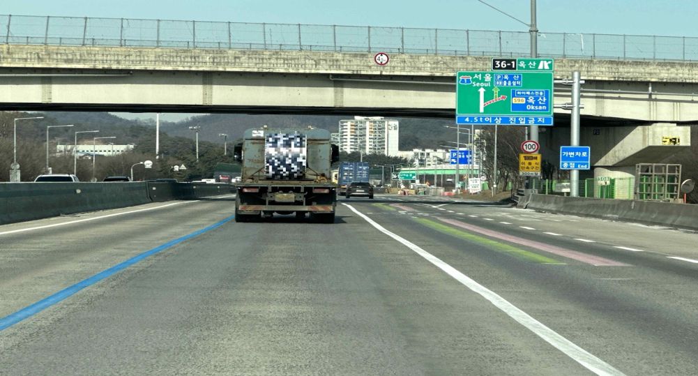 Expressway with three lanes in each direction · Near Cheongju Oksan IC on the Gyeongbu Expressway, Seoul-bound, weekday afternoon · The rightmost lane of the road is a variable lane · All vehicles in the photo are traveling at 90–100 km/h