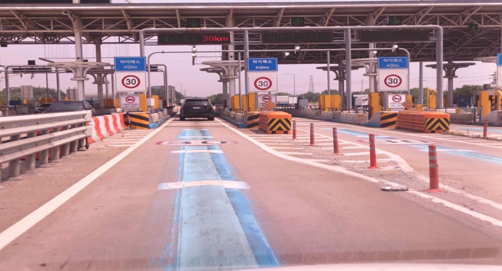 正在通过高速公路 · 正在Hi-pass车道行驶