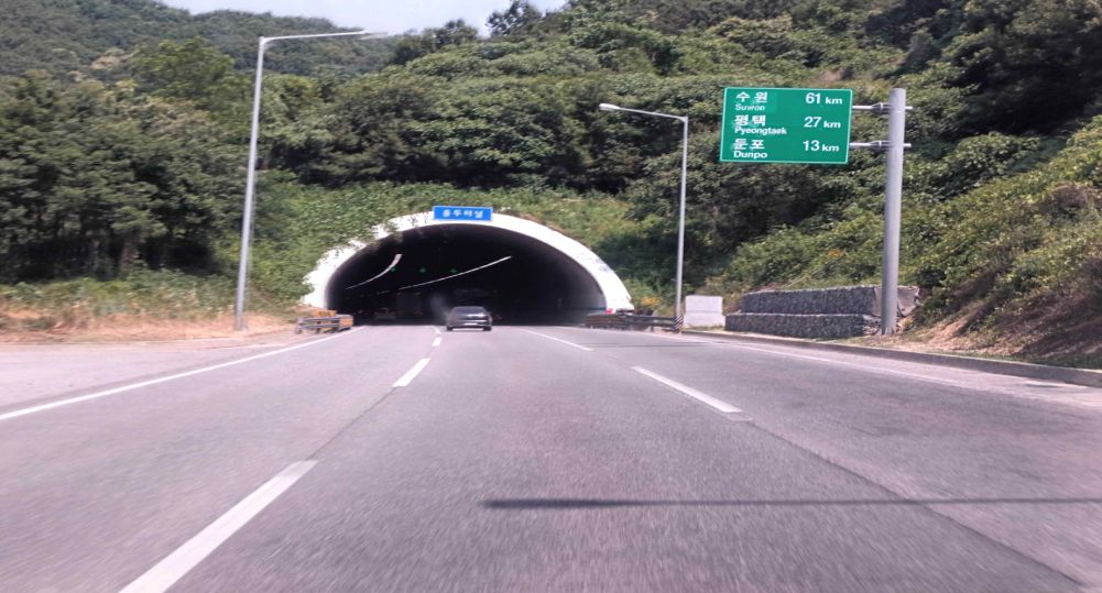 Har bir yo'nalishda uch bo'lakli tezyurar yo'l · Tunnelga kirish joyi