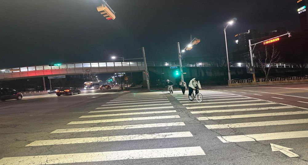 Near a crossroads intersection · No bicycle signals are installed · Cyclists riding across the crosswalk