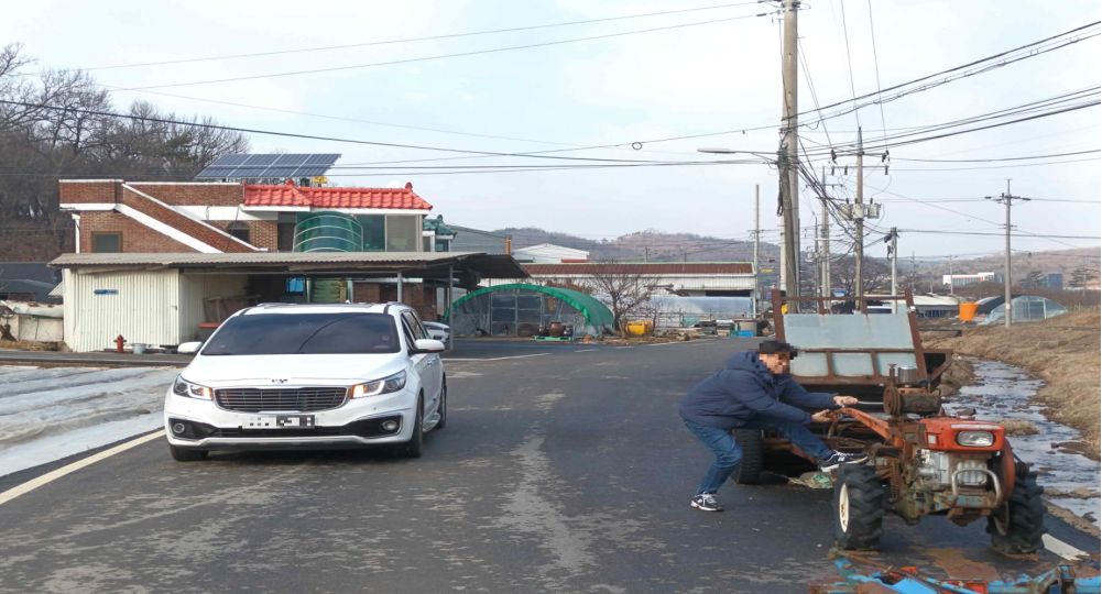 农渔村道路 · 白色汽车正在行驶