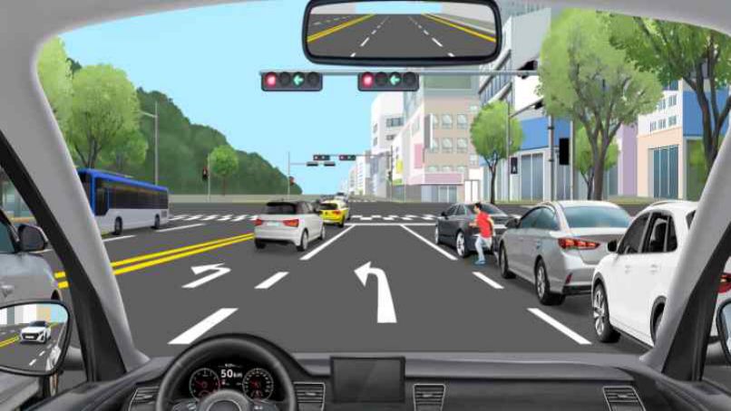 Lanes 1·2: left-turn lanes, lanes 3·4: straight lanes · Pedestrian about to jaywalk between cars