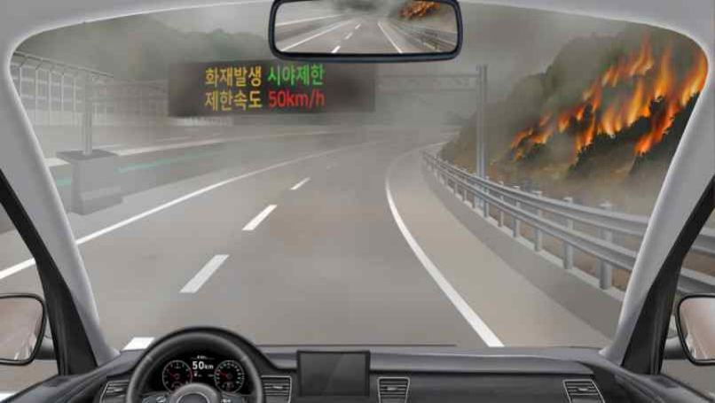 Fire near the expressway · Smoke from the fire filling the road