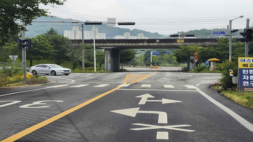 前方车辆信号灯正在闪烁 · 路面多处有坑洞