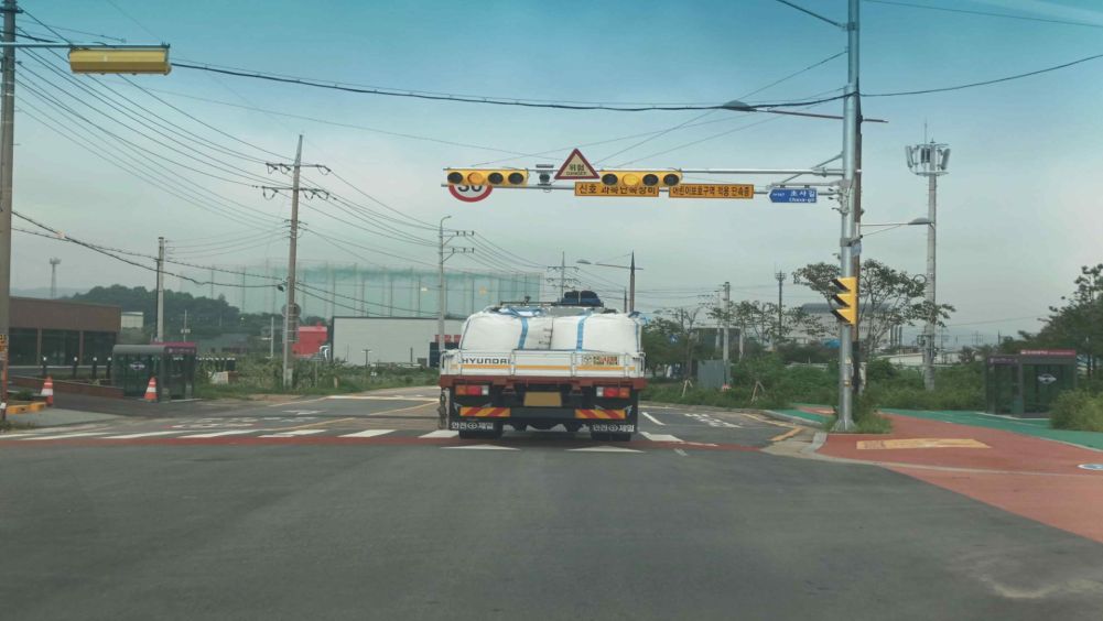 Children's protection zone with a speed limit of 30 km/h · Want to go straight, but the vehicle light has turned yellow · The truck ahead keeps going