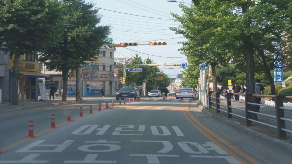 Children's protection zone · Unprotected left turn sign at the intersection · Children crossing on the crosswalk ahead