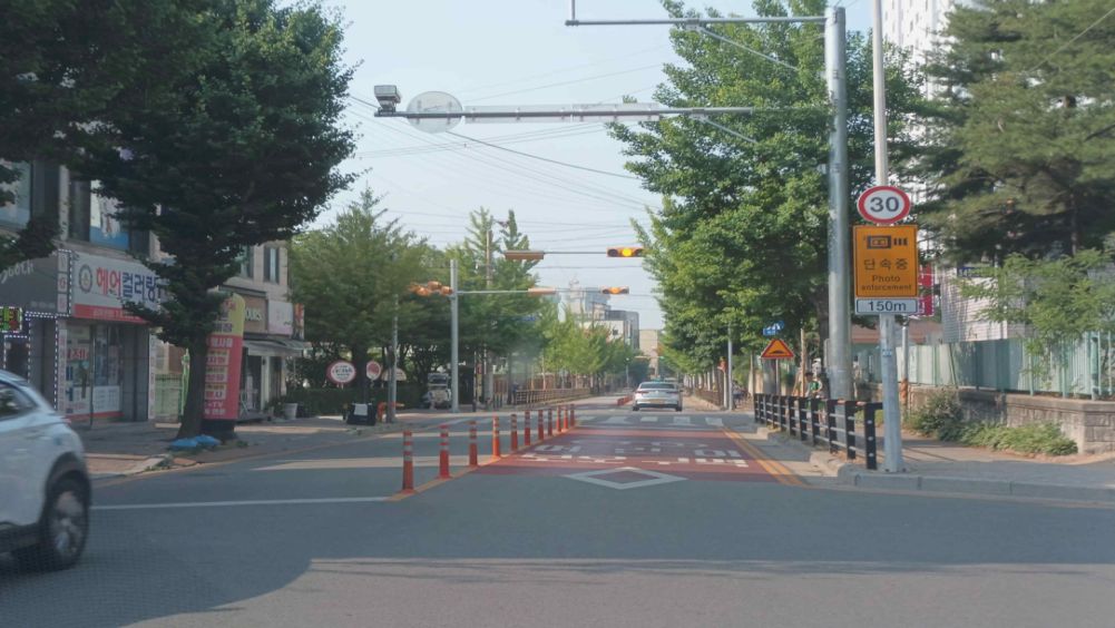 Bolalarni himoya qilish hududi · Piyodalar o'tish joyida kutib turgan piyodalar · Piyodalar yo'lkasi bo'ylab piyodalar to'sig'i o'rnatilgan · Transport svetofori yashildan sariqqa o'zgardi