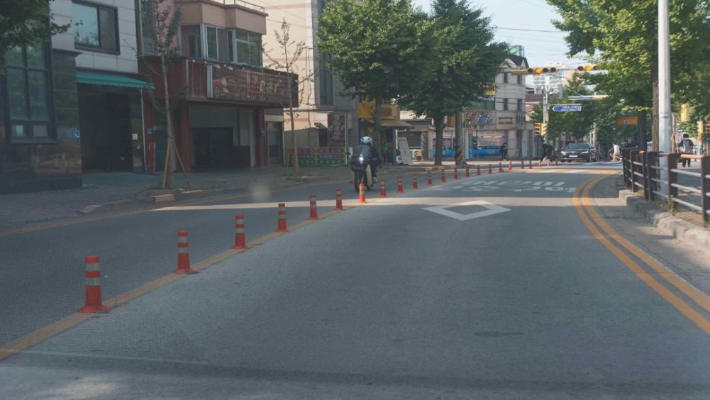 Bolalarni himoya qilish hududi · O'rta chiziqqa yo'naltiruvchi ustunchalar o'rnatilgan