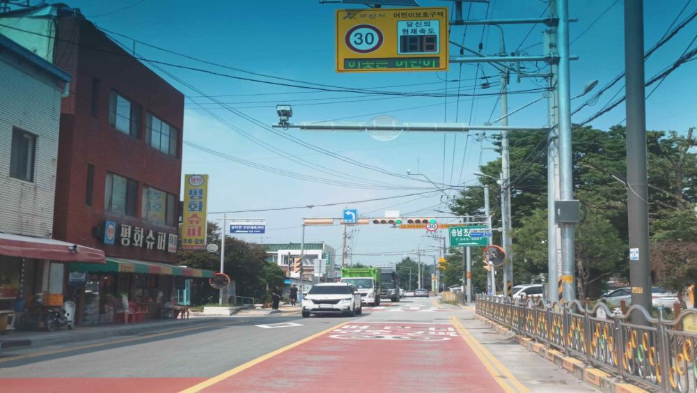 Children's protection zone · Unprotected left turn sign at the intersection