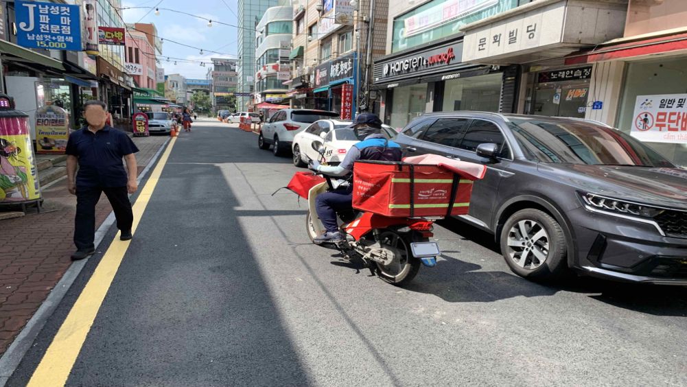 左侧设有黄色实线的商业区小巷道路