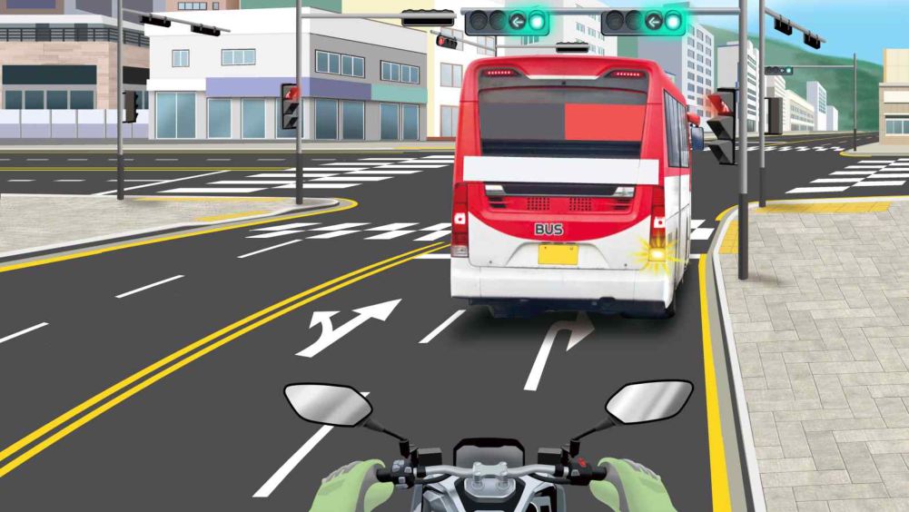 The large bus ahead is signaling a right turn · No dedicated three-color right-turn signal
