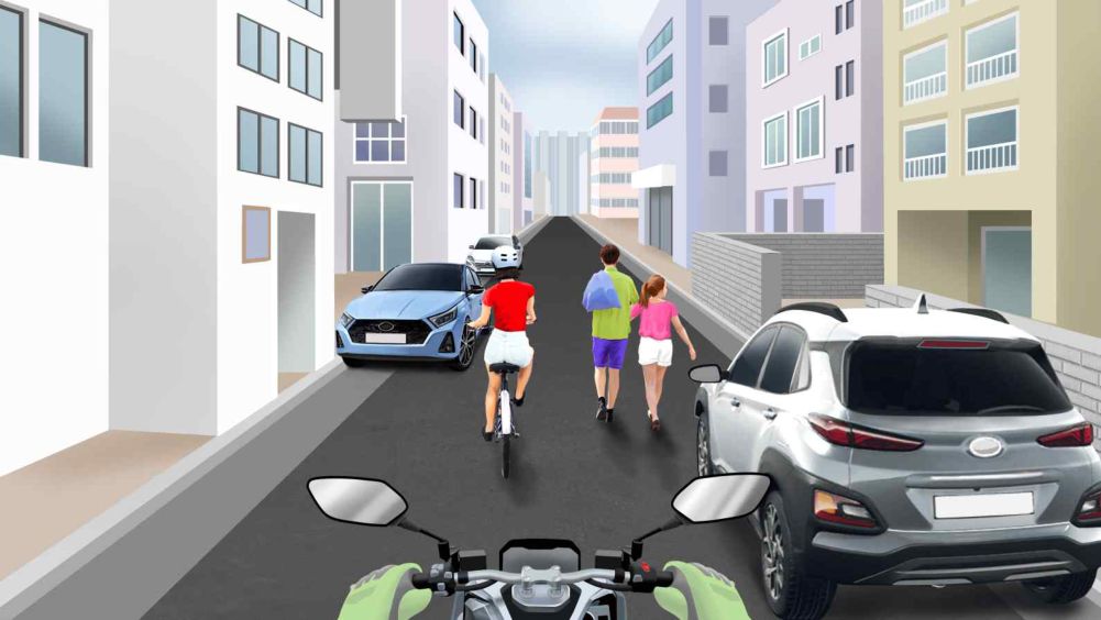 没有中心线的小巷道路 · 道路两侧停有车辆 · 前方有自行车和行人通行