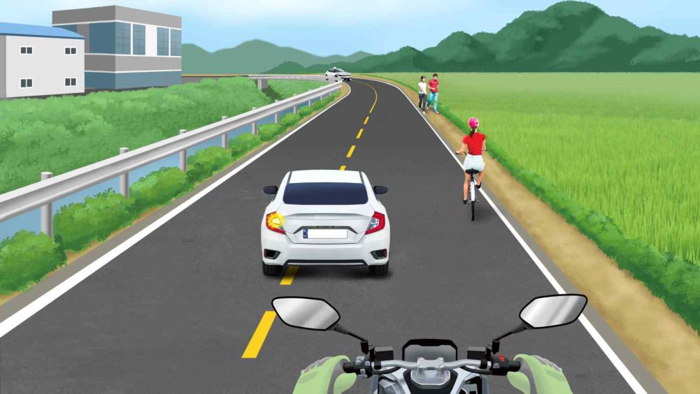 Qarama-qarshi tomondan avtomobil kelmoqda · Oq avtomobil velosipedni quvib o'tmoqda