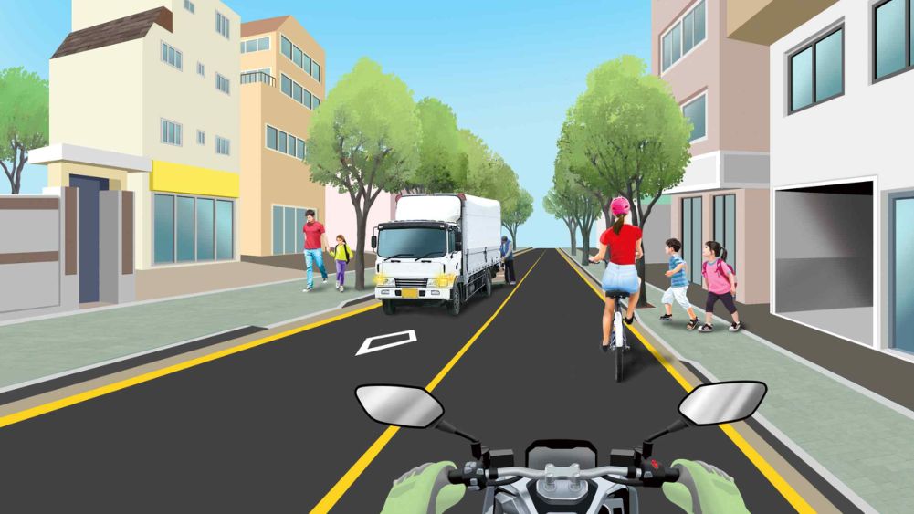 Oldinda o'ng tomonda velosiped ketmoqda · Markaziy chiziqning narigi tomonida yuk avtomobili to'xtab turibdi